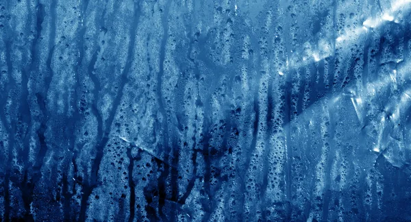 Gouttes de condensation sur pellicule PVC de couleur bleu marine . — Photo
