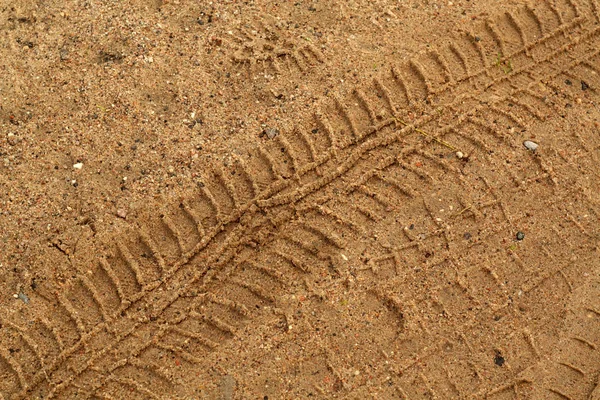 Reifenspur auf Sand. — Stockfoto