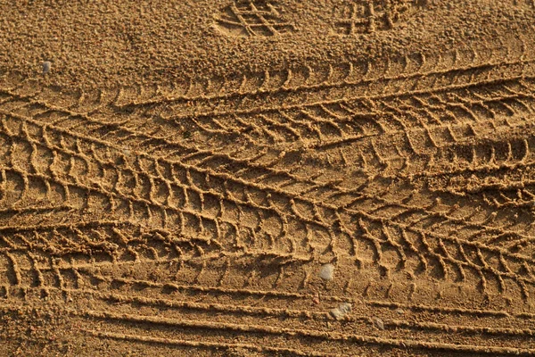 Pistes de pneus sur sable . — Photo