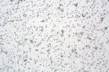 Küçük snowflackes ile kaplı pencere. 