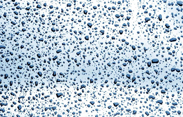 Падіння дощу на вікні автомобіля в темно-синьому кольорі . — стокове фото
