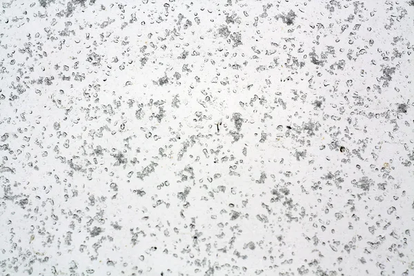 Ventana cubierta con pequeños copos de nieve . —  Fotos de Stock