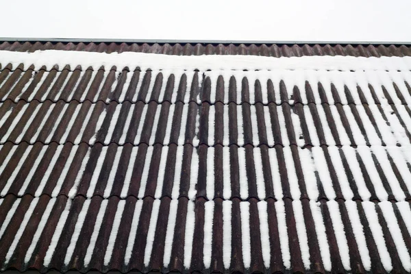 Neve no telhado da casa . — Fotografia de Stock