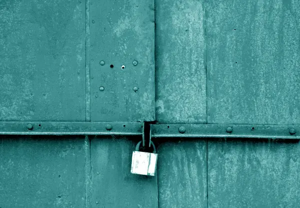 Vieux cadenas sur porte métallique de ton cyan . — Photo