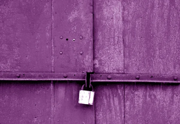 보라색 톤에 금속 게이트에 오래 된 자물쇠. — 스톡 사진