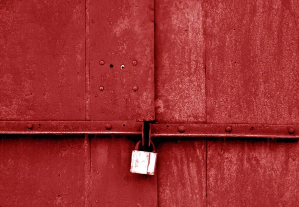 Παλιά λουκέτο σε μεταλλική πύλη σε κόκκινο τόνο. — Φωτογραφία Αρχείου