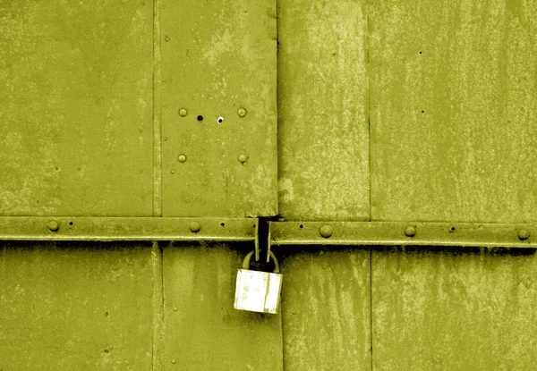 Oude hangslot op metalen poort in gele Toon. — Stockfoto