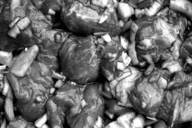 Domuz eti ile soğan siyah beyaz Barbekü için hazır.