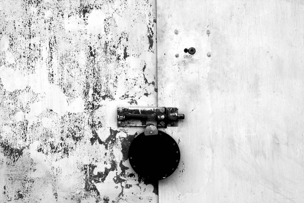 Antiguo candado en puerta de metal en color azul . — Foto de Stock