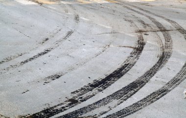 Islak lastik parça kirli asfalt yolda.