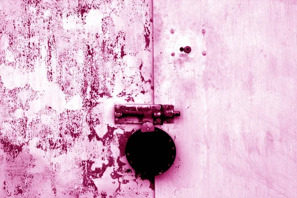 핑크 색상에 메탈 게이트에 오래 된 자물쇠. — 스톡 사진