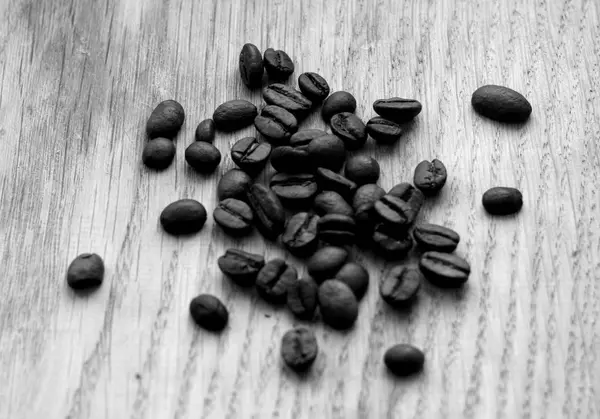 コーヒー豆で木の板をぼかし黒と白の効果 — ストック写真