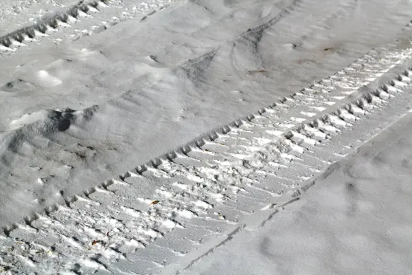Ślady opon na zaśnieżonej drodze. — Zdjęcie stockowe