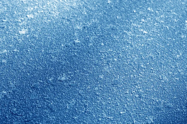 金属汽车顶部的霜冻与海军蓝色调的模糊效果. — 图库照片