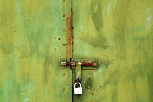 Cadeado velho de cor verde no portão de metal . — Fotografia de Stock