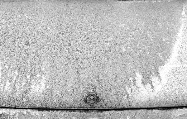 Vitre arrière de voiture extrêmement sale en noir et blanc . — Photo