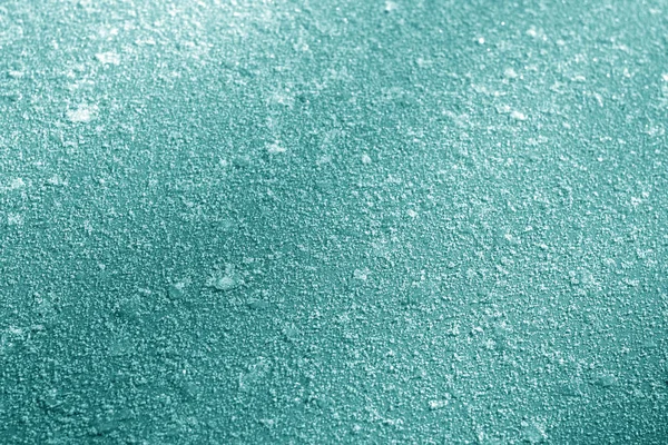 金属汽车顶部的霜冻与青色色调的模糊效果. — 图库照片