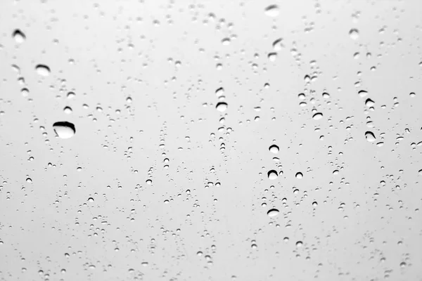 Araba penceresinde siyah beyaz yağmur damlaları. — Stok fotoğraf