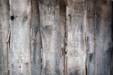 ahşap duvar yıpranmış.