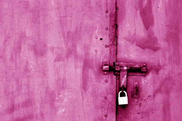핑크 톤에 금속 게이트에 오래 된 자물쇠. — 스톡 사진