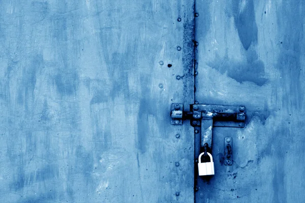 Antiguo candado en puerta de metal en tono azul marino . — Foto de Stock