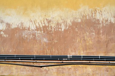 Eski grungy çimento kablolar mavi ses tonuyla duvar.