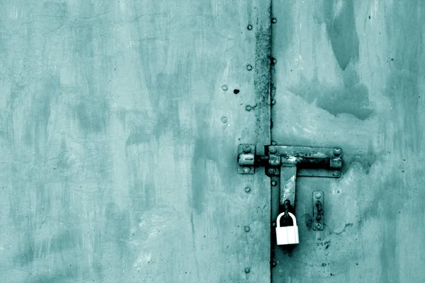 Vieux cadenas sur porte métallique de ton cyan . — Photo