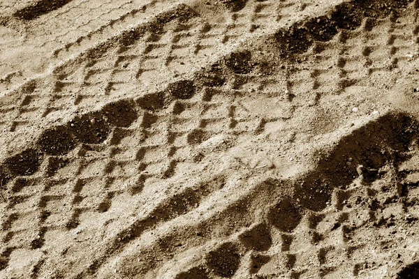 Pistes de pneus sur sable de couleur marron . — Photo