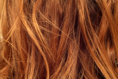 Kırmızı kadın saçı Rüzgar üzerinde.