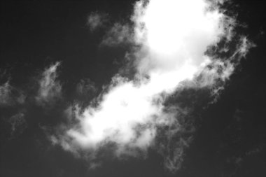 Beyaz bulutların üstünde gökyüzü siyah beyaz.