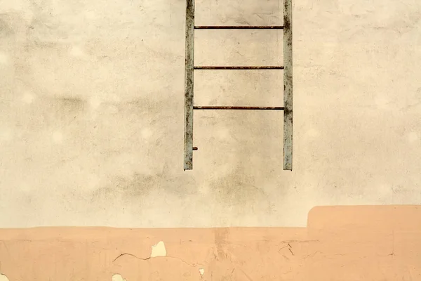 Бухгалтерия пожарной лестницы на цементной стене . — стоковое фото