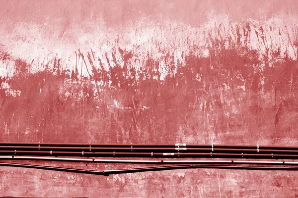 Кабелі на старій гранжевій цементній стіні в червоному тоні . — стокове фото