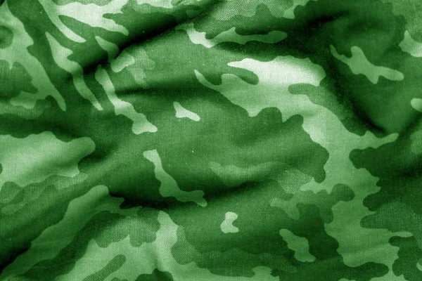 Askeri üniforma desenle bulanıklık etkisi yeşil tonda. — Stok fotoğraf