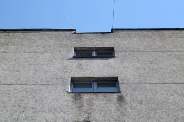 A Windows és a cement fal, régi ház. — Stock Fotó