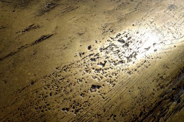 Metal altın rengi pürüzlü yüzey.