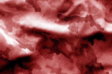 Askeri üniforma desenle bulanıklık etkisi kırmızı tonda.