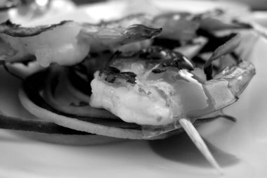 Kızarmış lezzetli karideslerin siyah ve beyaz etkisi vardır..