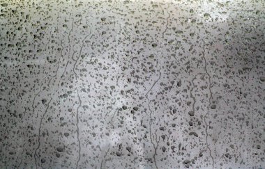 Bulanık penceredeki su.