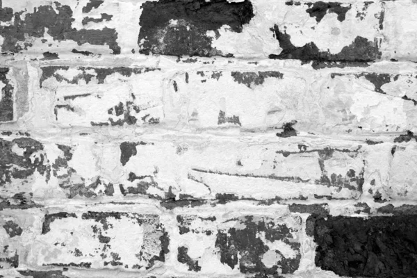 흑인과 백인에 있는 오래 된 지저분한 벽돌 벽 텍스처. — 스톡 사진