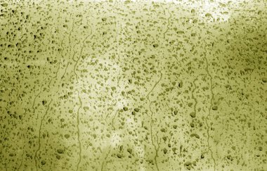 Bulanık penceredeki su sarı tonda.