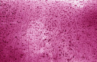 Bulanık penceredeki su pembe tonda.