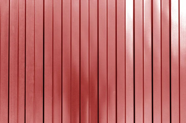 Fém lista fal textúrája kerítés piros tónusban. — Stock Fotó