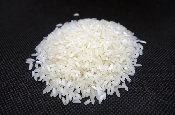 Bílá rýže izolovaná na černé. — Stock fotografie