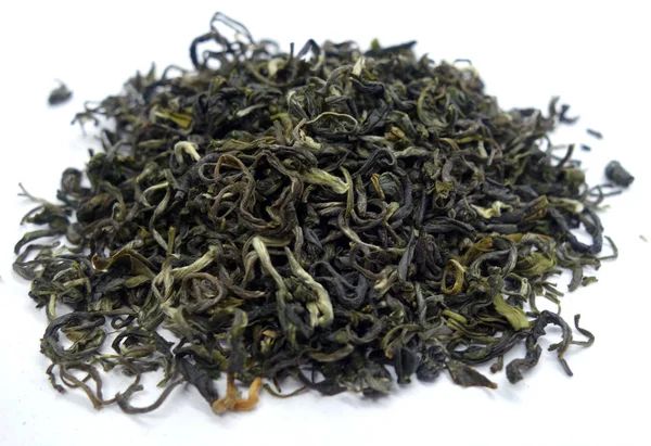 Suchý zelený čaj izolované na bílém. — Stock fotografie