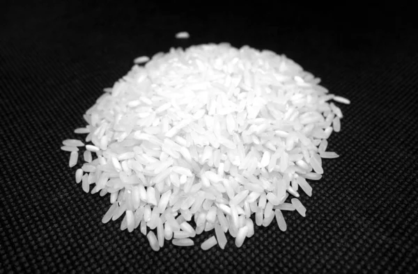 Белый рис изолирован на черном и белом . — стоковое фото