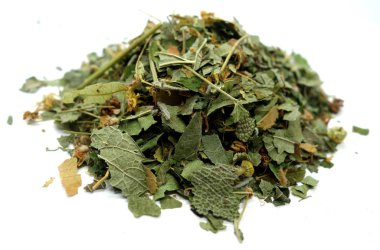 Kuru bitki çayı beyazın üzerinde izole edilmiş..