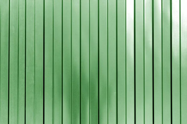 Textura de parede de lista de metal de cerca em tom verde . — Fotografia de Stock