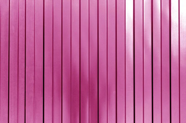 Metallliste Wand Textur des Zauns in rosa Ton. — Stockfoto
