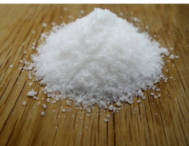 Ahşap tahta üzerinde deniz tuzu.