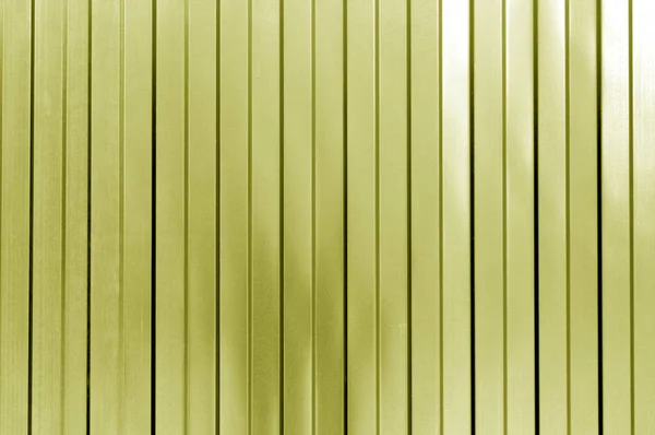 Lista de metal parede textura de cerca em tom amarelo . — Fotografia de Stock